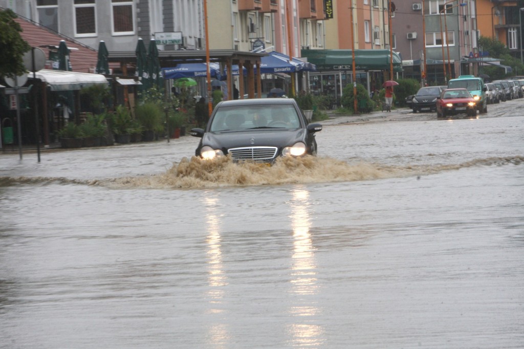 Poplave u BiH: U Lukavcu poplavljeni deseci objekata, ulice pod vodom
