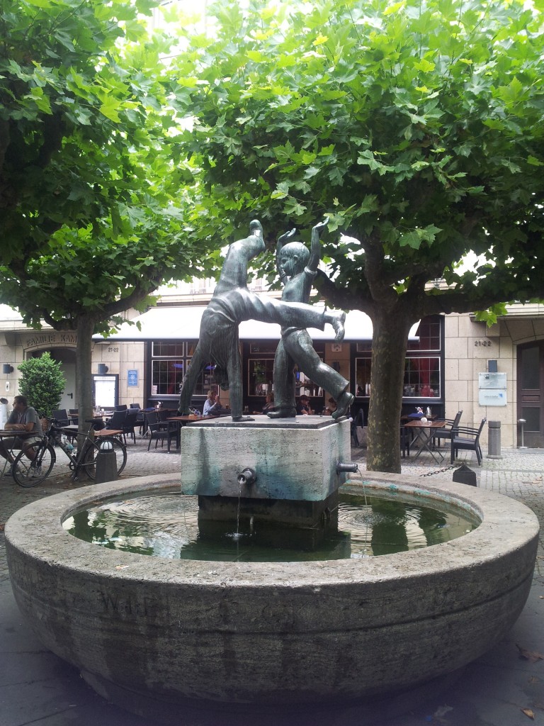 Prekrasna fontana sa zvijezdom, simbolom Dusseldorfa